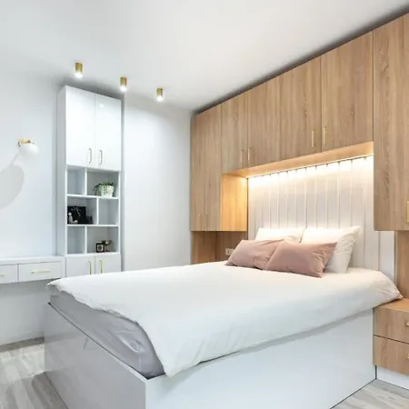 Апартаменти Prestige 2bdr With View In Romana *