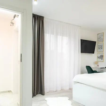 Prestige 2bdr With View In Romana Апартаменти Бухарест